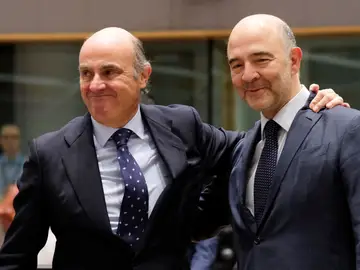 El ministro español de Economía, Luis de Guindos, saluda al comisario europeo de Economía y Asuntos Financieros, Pierre Moscovici El ministro español de Economía, Luis de Guindos, saluda al comisario europeo de Economía y Asuntos Financieros, Pierre Moscovici