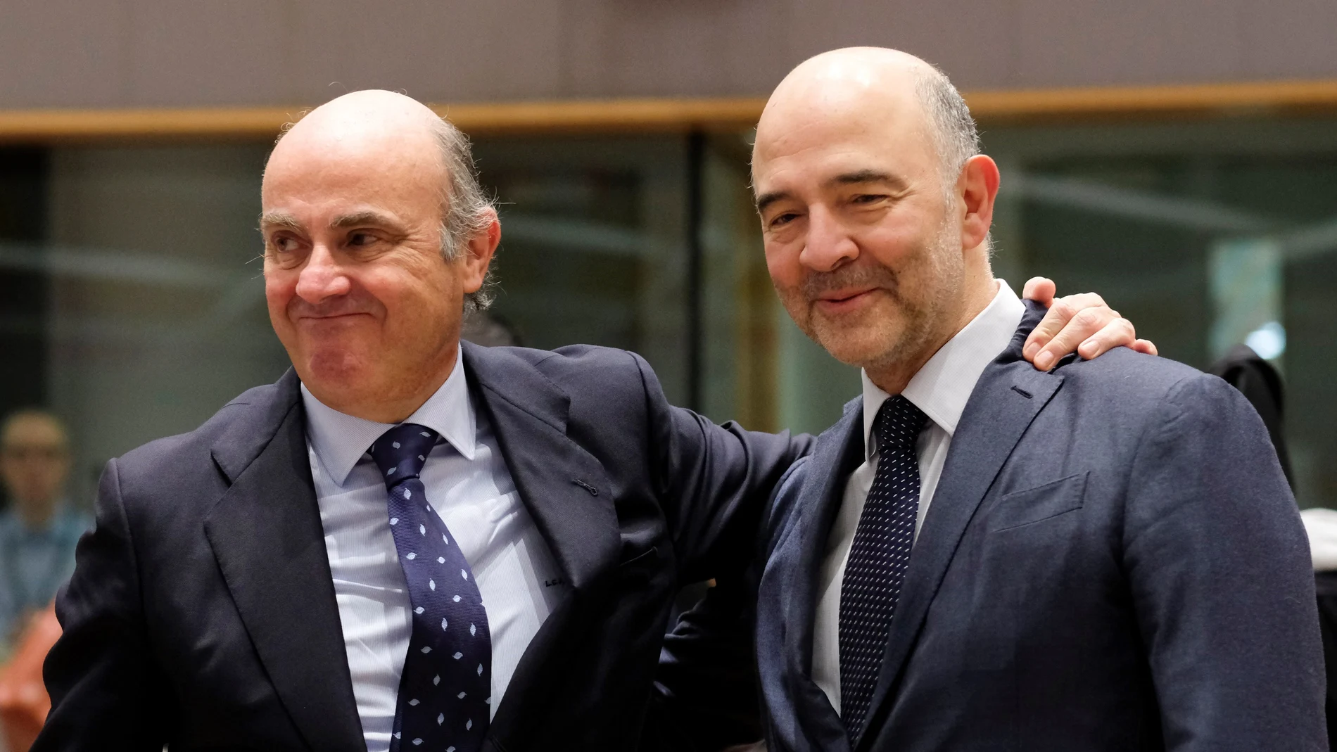 El ministro español de Economía, Luis de Guindos, saluda al comisario europeo de Economía y Asuntos Financieros, Pierre Moscovici El ministro español de Economía, Luis de Guindos, saluda al comisario europeo de Economía y Asuntos Financieros, Pierre Moscovici