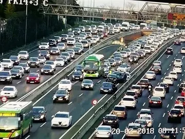 Atasco en la A-6 de entrada a Madrid Atasco en la A-6 de entrada a Madrid