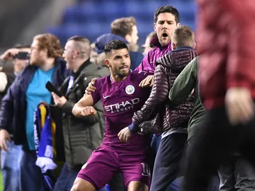 Agüero se enfrenta con un aficionado del Wigan Agüero se enfrenta con un aficionado del Wigan
