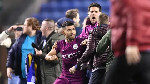 Agüero se enfrenta con un aficionado del Wigan Agüero se enfrenta con un aficionado del Wigan
