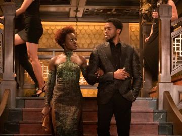 Lupita Nyong'o y Chadwick Boseman en 'Black Panther'