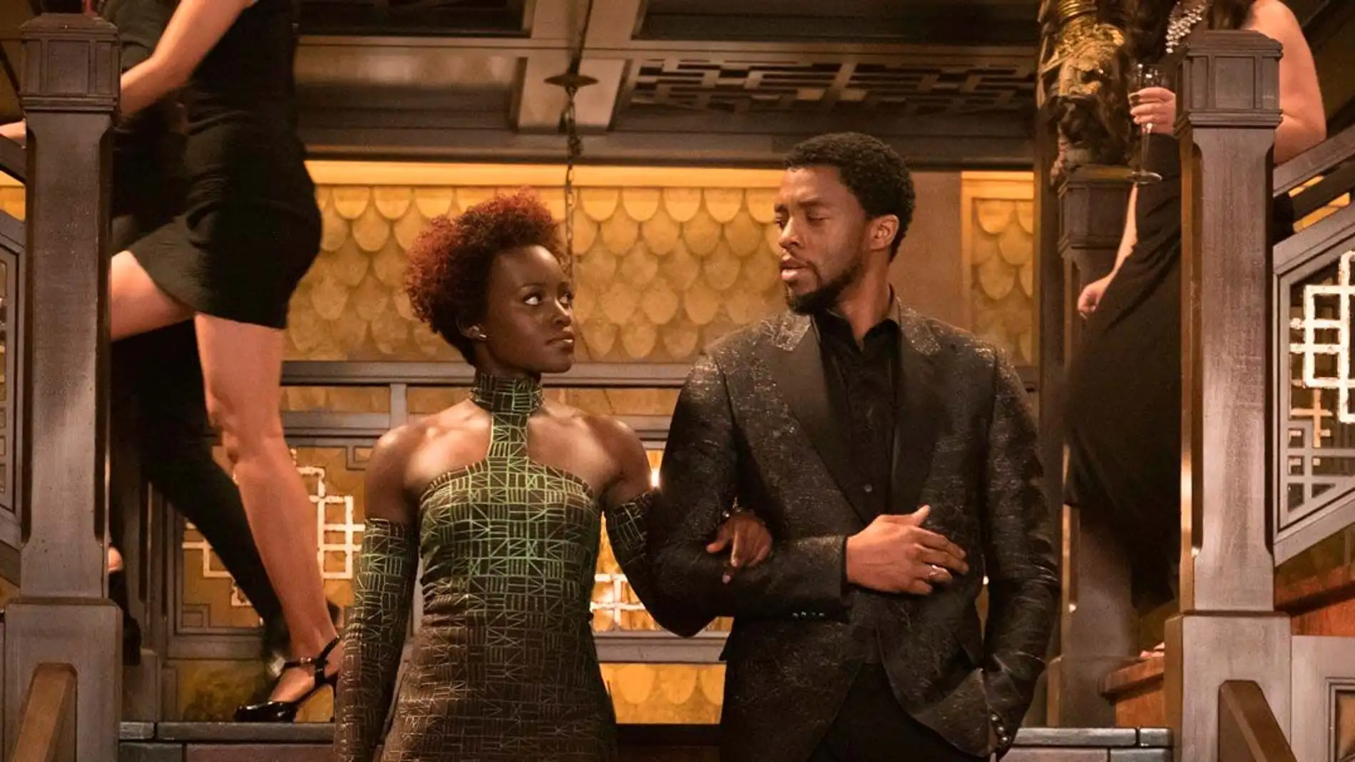 Lupita Nyong'o y Chadwick Boseman en 'Black Panther'