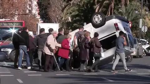 El choque entre una furgoneta y un turismo colapsa el centro de Valencia El choque entre una furgoneta y un turismo colapsa el centro de Valencia