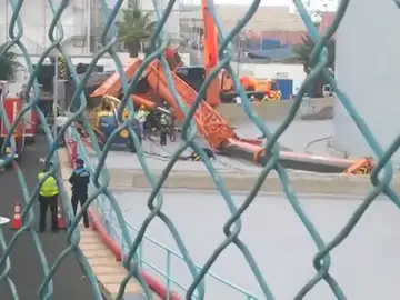 Intentan rescatar a un operario atrapado por una grúa que ha caído cuando la estaba manipulando Intentan rescatar a un operario atrapado por una grúa que ha caído cuando la estaba manipulando