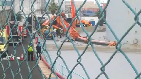 Intentan rescatar a un operario atrapado por una grúa que ha caído cuando la estaba manipulando Intentan rescatar a un operario atrapado por una grúa que ha caído cuando la estaba manipulando