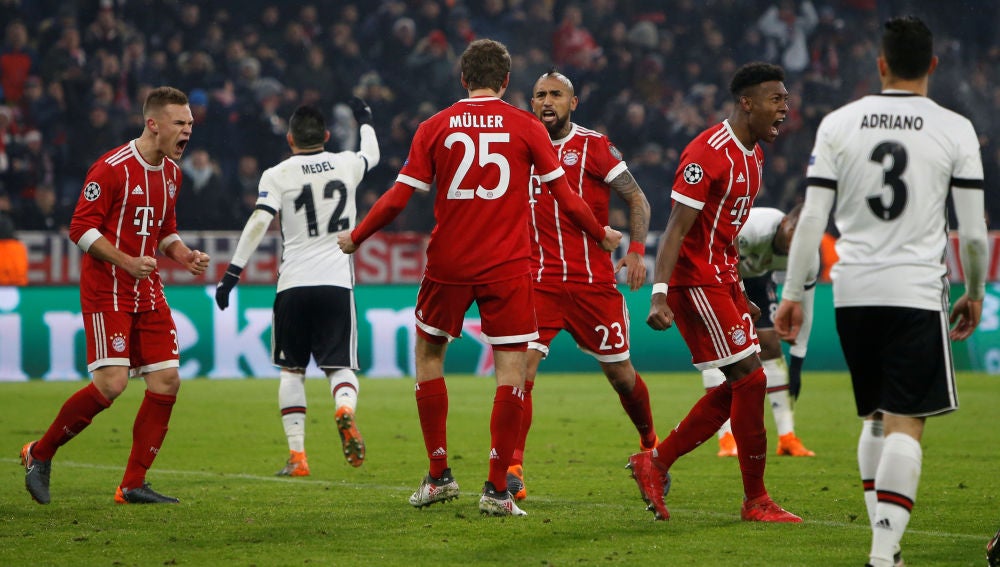 Müller celebra con sus compañeros uno de sus goles ante el Besiktas