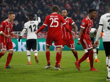 Müller celebra con sus compañeros uno de sus goles ante el Besiktas