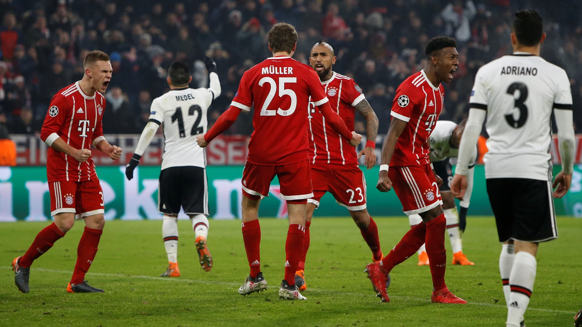 Müller celebra con sus compañeros uno de sus goles ante el Besiktas