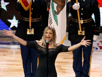 Fergie durante su actuación Fergie durante su actuación