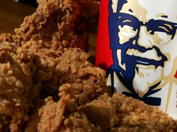 Un bol de pollo de KFC Un bol de pollo de KFC