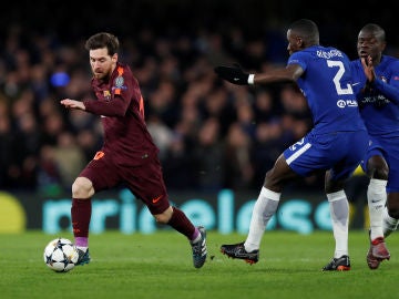 Messi corre con el balón ante el Chelsea