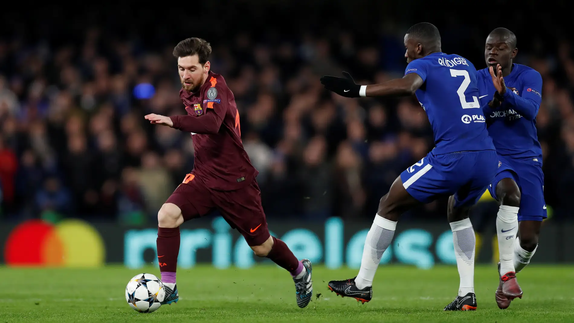 Messi corre con el balón ante el Chelsea