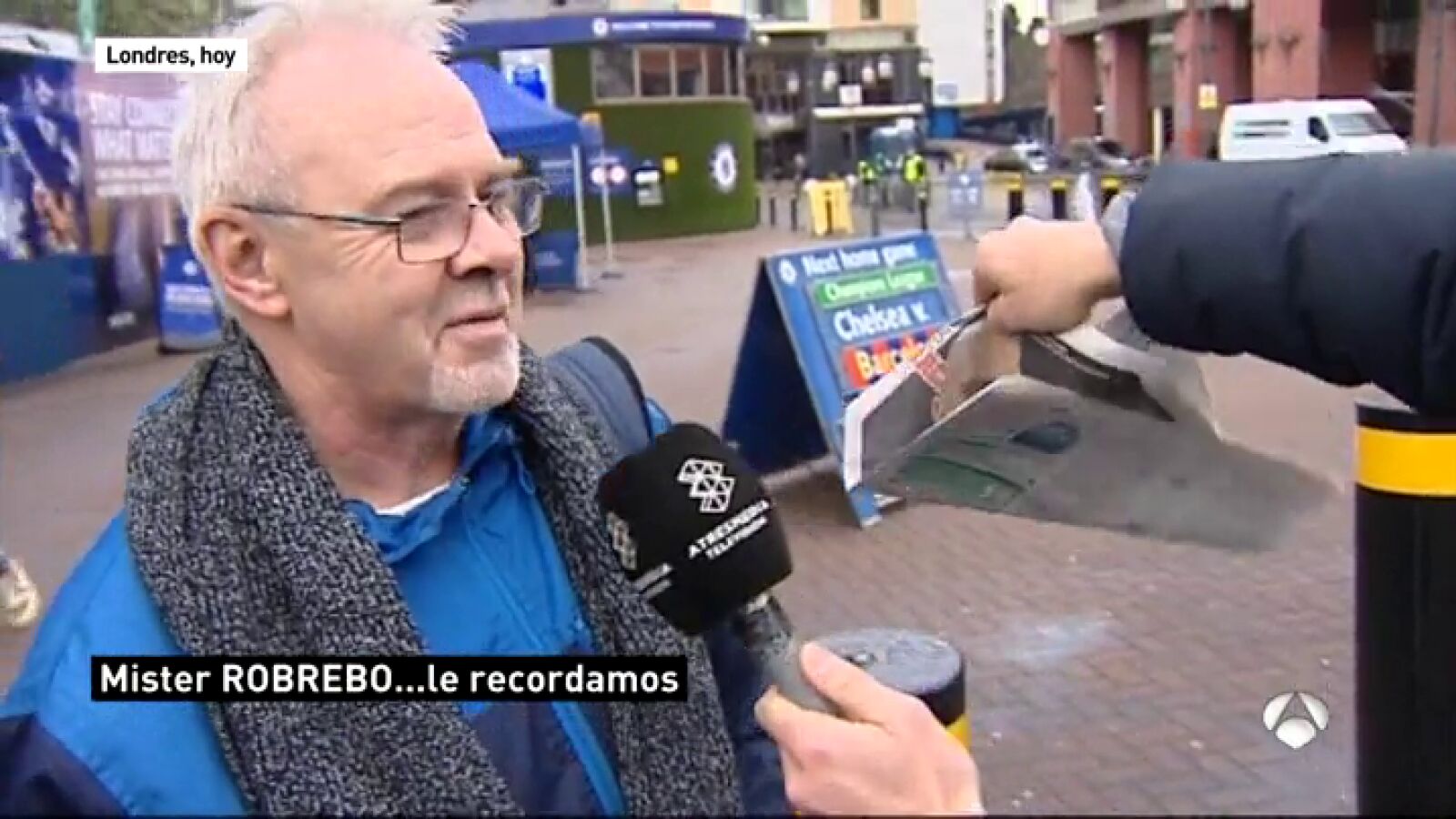 Los aficionados del Chelsea no olvidan a Ovrebo: 