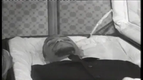 Malcolm X era asesinado a tiros Malcolm X era asesinado a tiros
