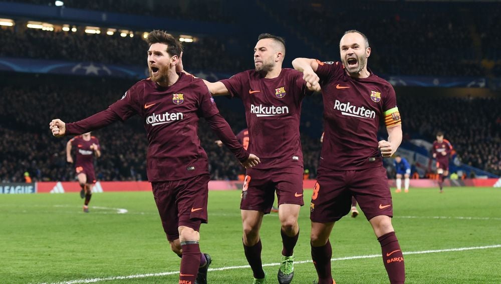 Jordi Alba celebra el gol del Barça con Messi e Iniesta
