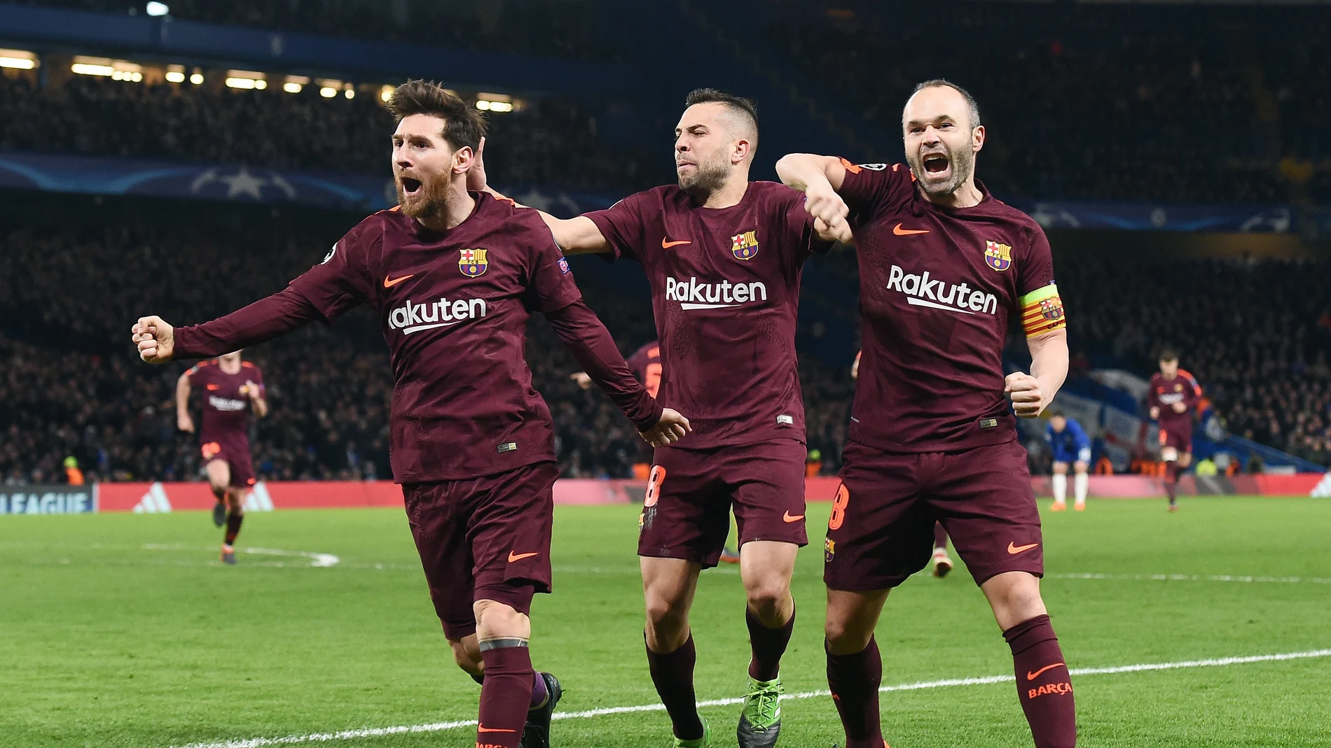 Jordi Alba celebra el gol del Barça con Messi e Iniesta