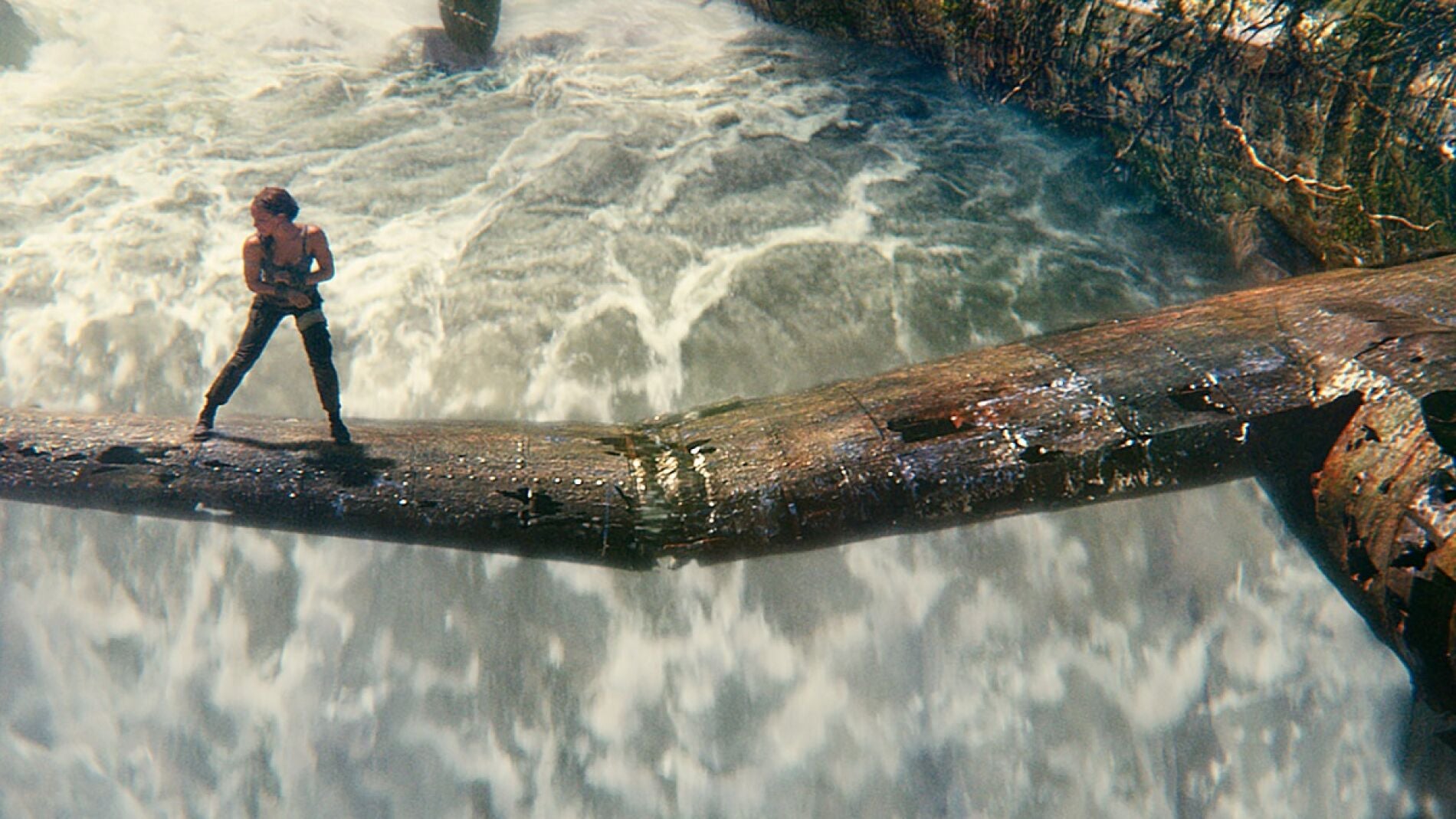 Alicia Vikander lucha por sobrevivir en 'Tomb Raider'