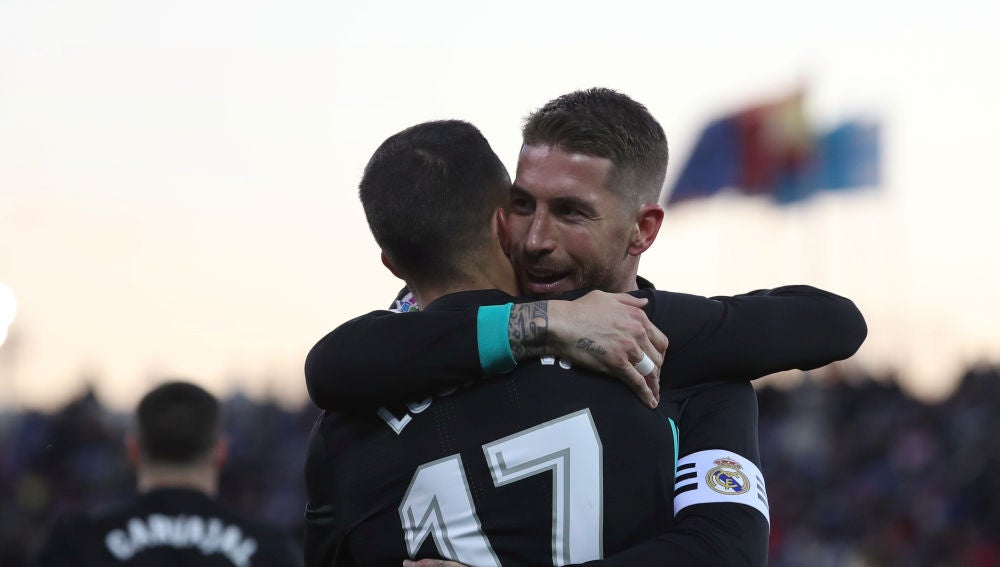 Lucas Vázquez celebra con Sergio Ramos su gol contra el Leganés
