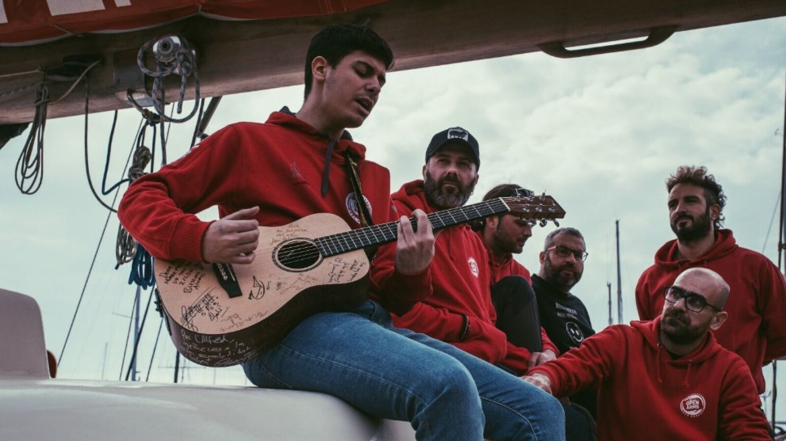 Alfred, representante de España en Eurovisión, visita el barco Astral 