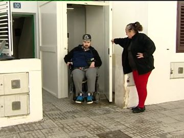 Un joven tetrapléjico consigue que las instituciones le pongan un elevador eléctrico para poder entrar y salir de su casa 