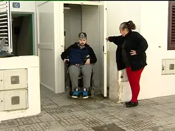Un joven tetrapléjico consigue que las instituciones le pongan un elevador eléctrico para poder entrar y salir de su casa Un joven tetrapléjico consigue que las instituciones le pongan un elevador eléctrico para poder entrar y salir de su casa