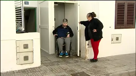 Un joven tetrapléjico consigue que las instituciones le pongan un elevador eléctrico para poder entrar y salir de su casa Un joven tetrapléjico consigue que las instituciones le pongan un elevador eléctrico para poder entrar y salir de su casa