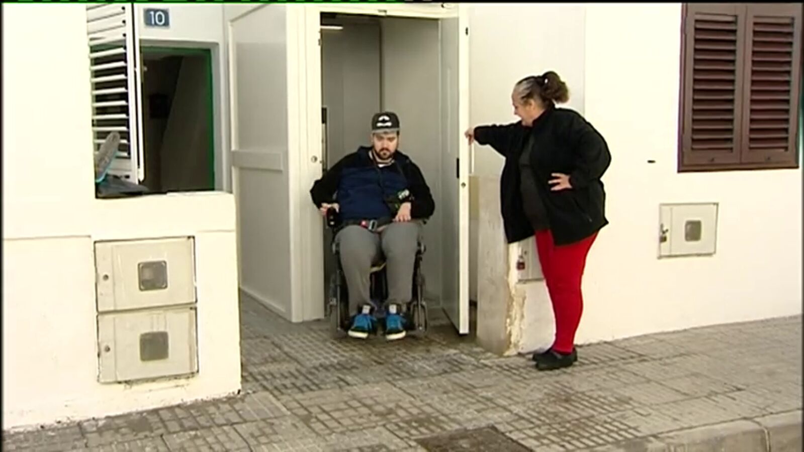 Un joven tetrapléjico consigue que el Cabildo le instale un ascensor eléctrico para poder entrar y salir de su casa