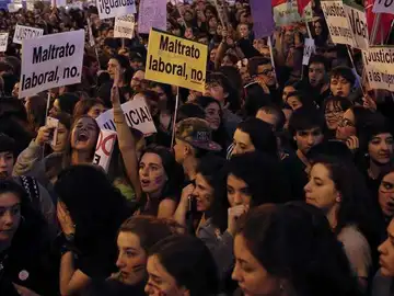 Miles de mujeres se manifiestan por la igualdad salarial Miles de mujeres se manifiestan por la igualdad salarial