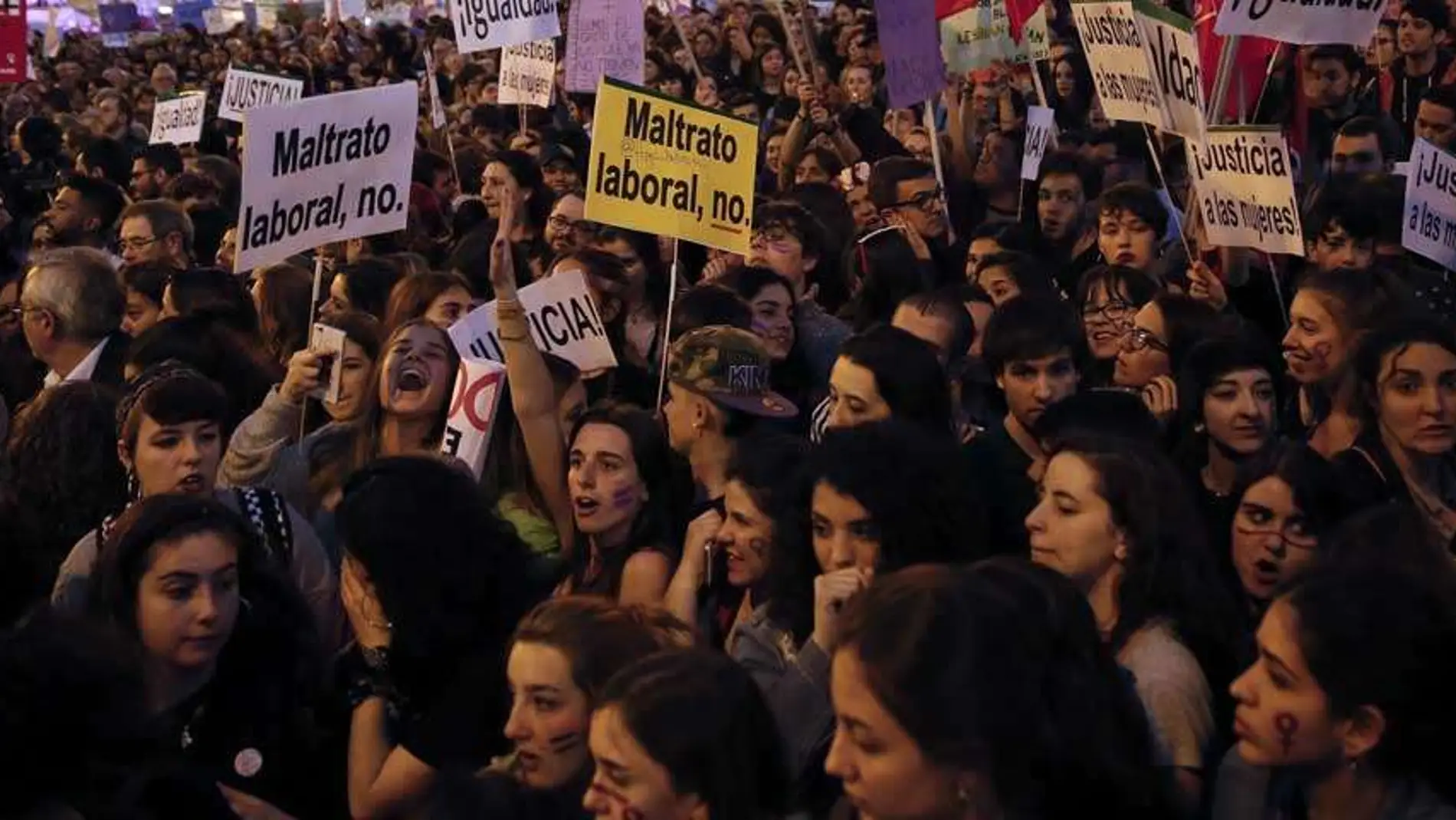 Miles de mujeres se manifiestan por la igualdad salarial Miles de mujeres se manifiestan por la igualdad salarial