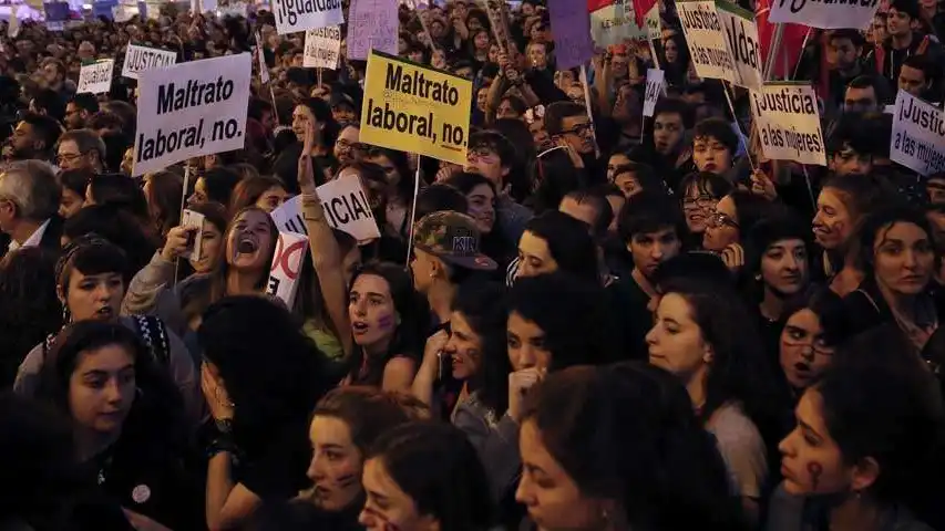Miles de mujeres se manifiestan por la igualdad salarial Miles de mujeres se manifiestan por la igualdad salarial