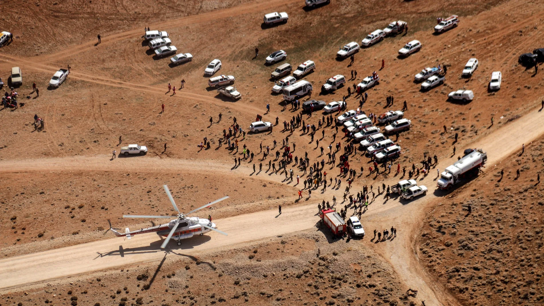 Miembros de los equipos de rescate llegan al lugar donde se produjo el siniestro del avión Miembros de los equipos de rescate llegan al lugar donde se produjo el siniestro del avión