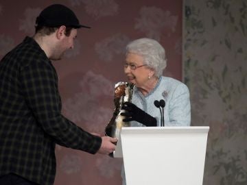 La Reina Isabel II, entrega el premio 'Reina Isabel II al diseño británico' al diseñador británico Richard Quinn