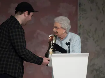 La Reina Isabel II, entrega el premio 'Reina Isabel II al diseño británico' al diseñador británico Richard Quinn La Reina Isabel II, entrega el premio 'Reina Isabel II al diseño británico' al diseñador británico Richard Quinn