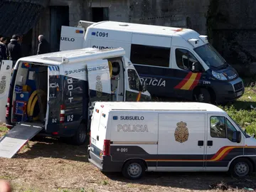 La Policía durante el registro en Pontevedra de la finca de los familiares de Julio Araujo La Policía durante el registro en Pontevedra de la finca de los familiares de Julio Araujo
