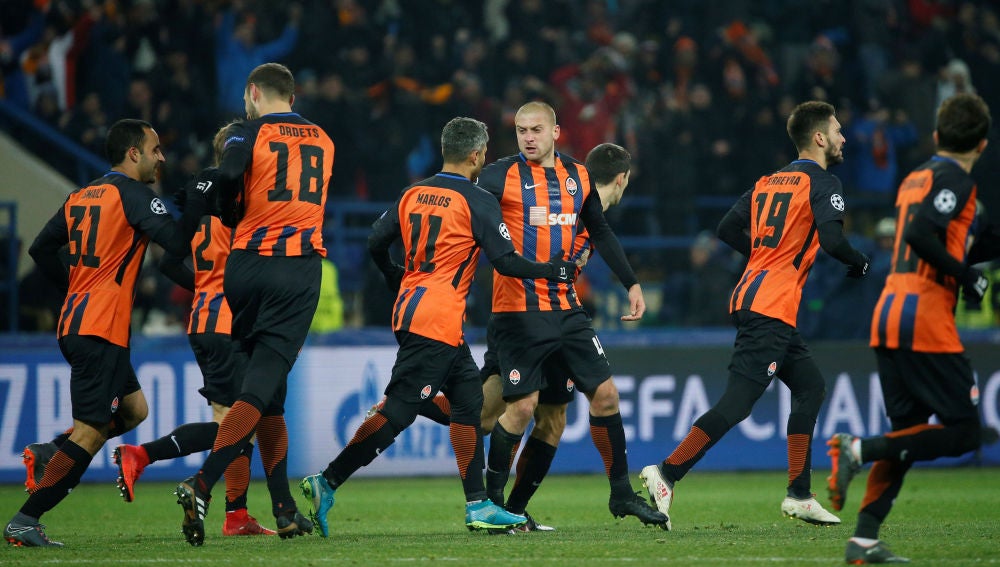 Los jugadores del Shakhtar celebran uno de los goles contra la Roma
