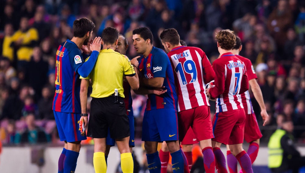 El colegiado extremeño Jesús Gil Manzano en un partido entre Barcelona y Atlético
