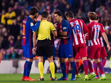 El colegiado extremeño Jesús Gil Manzano en un partido entre Barcelona y Atlético