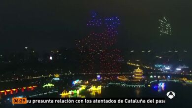 Cientos de drones iluminados crean una coreografía con motivo del nuevo año lunar