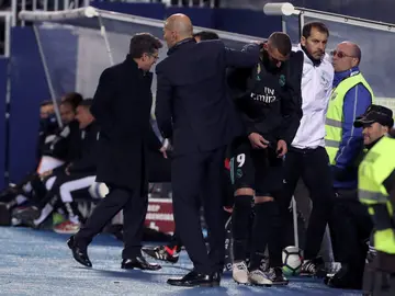 Zidane, en el banquillo del Real Madrid Zidane, en el banquillo del Real Madrid