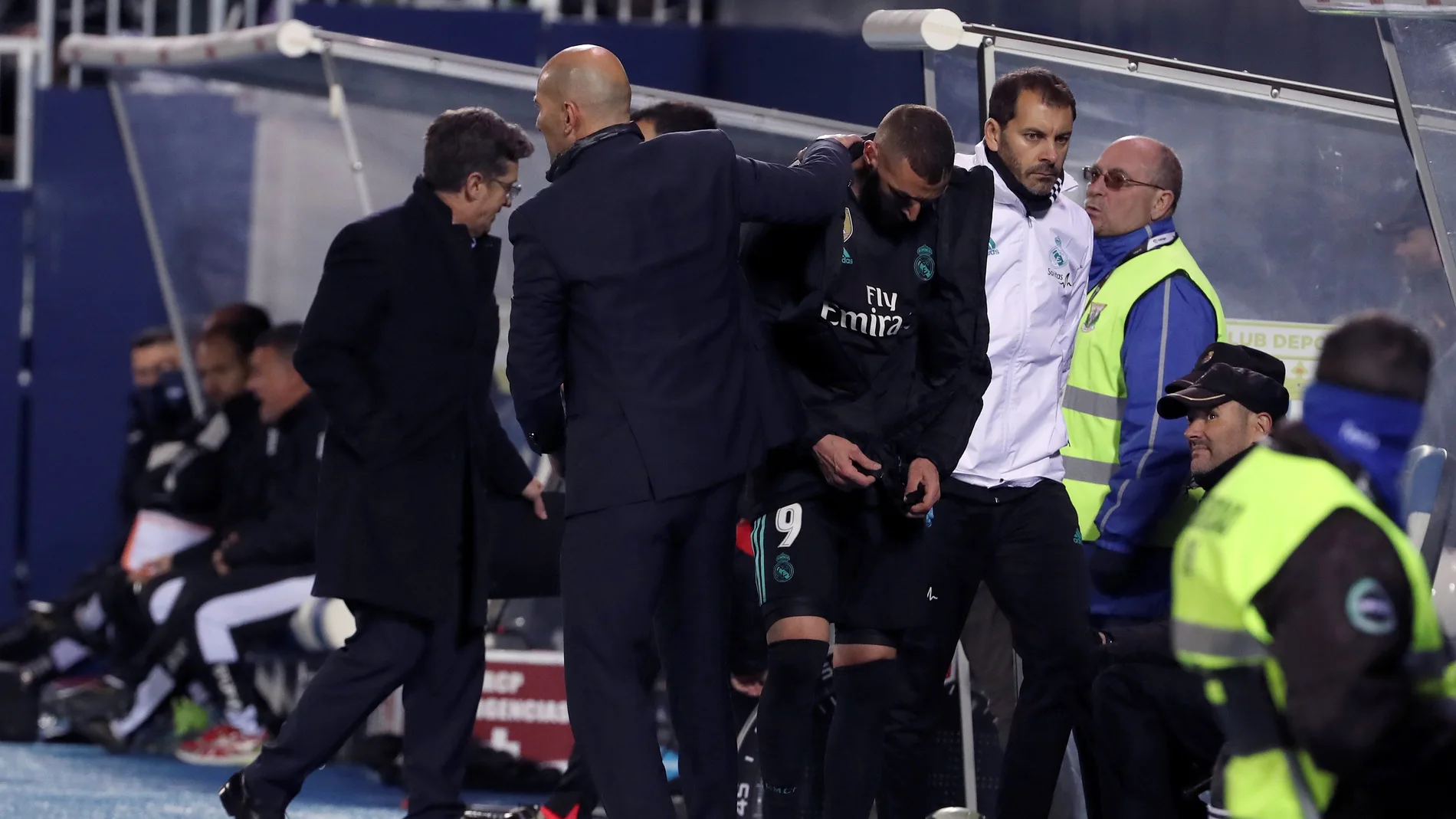 Zidane, en el banquillo del Real Madrid Zidane, en el banquillo del Real Madrid