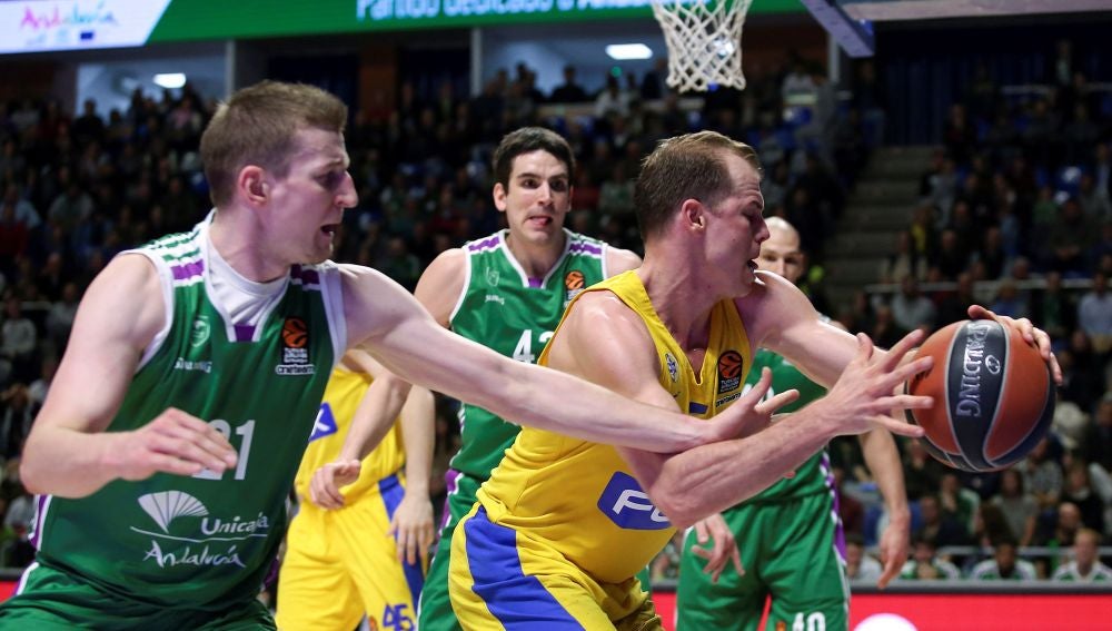 Michael Roll protege el balón ante la presión de los jugadores de Unicaja