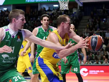 Michael Roll protege el balón ante la presión de los jugadores de Unicaja Michael Roll protege el balón ante la presión de los jugadores de Unicaja