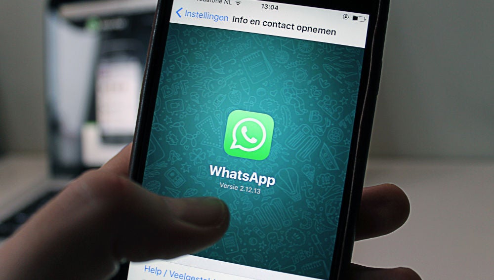 Una persona utilizando WhatsApp