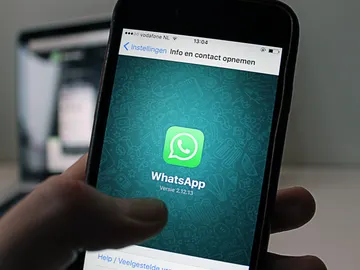 Una persona utilizando WhatsApp Una persona utilizando WhatsApp