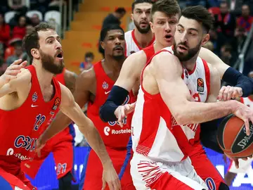 Jugadores de CSKA y Baskonia disputan el balón Jugadores de CSKA y Baskonia disputan el balón