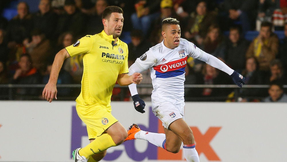 Bonera intenta quitarle el balón a Mariano