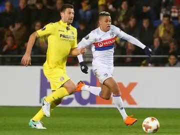 Bonera intenta quitarle el balón a Mariano Bonera intenta quitarle el balón a Mariano