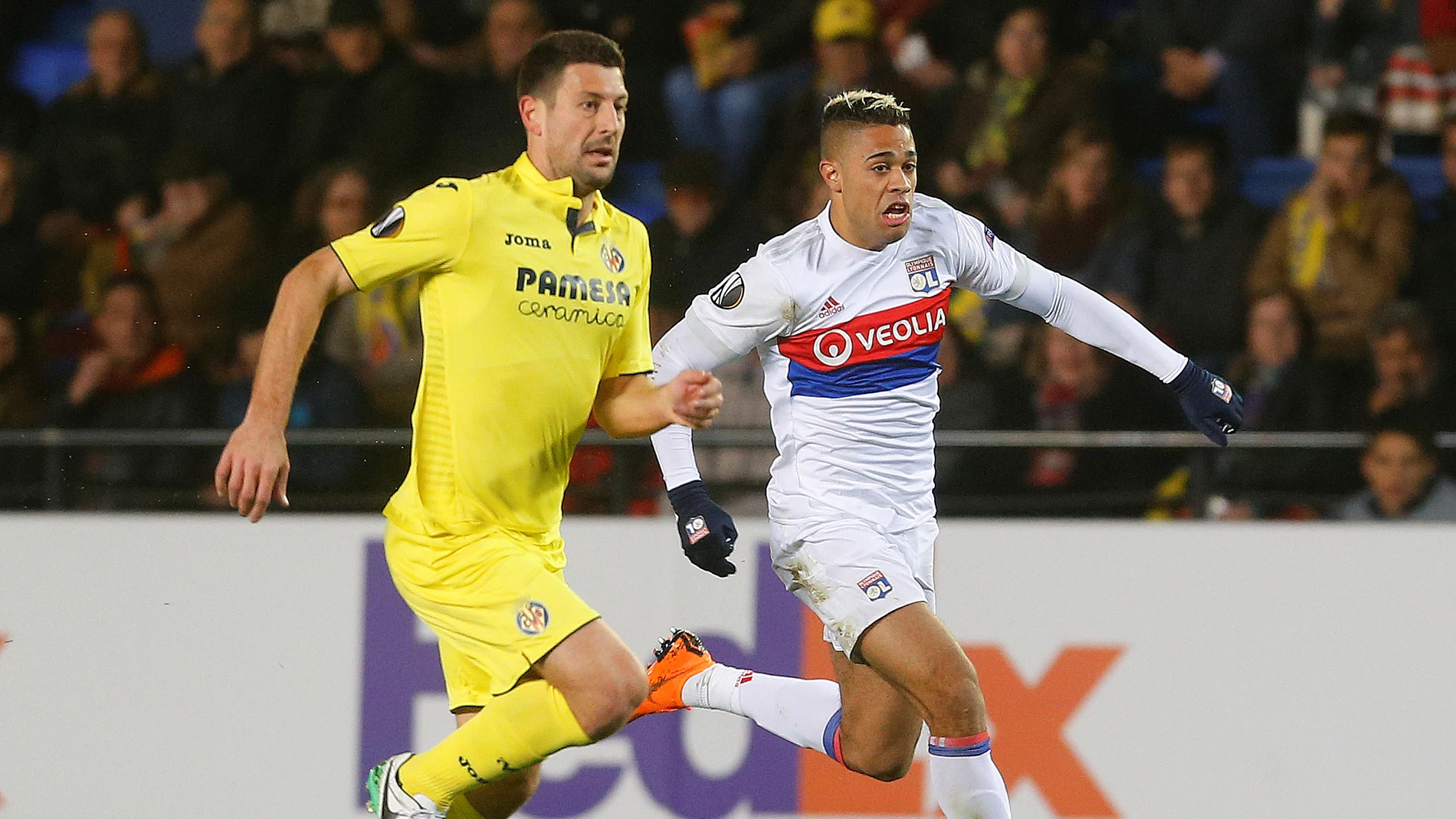 Bonera intenta quitarle el balón a Mariano Bonera intenta quitarle el balón a Mariano