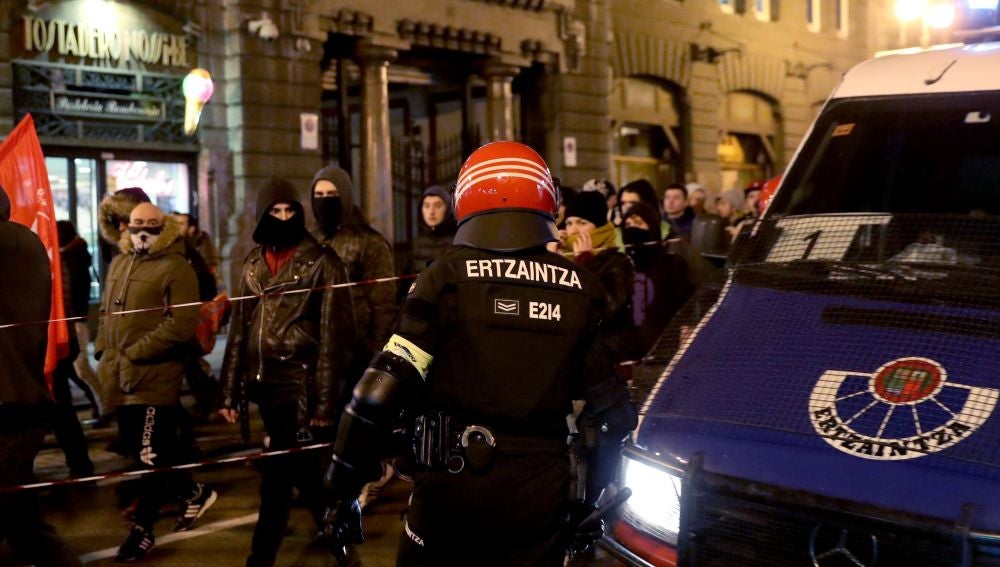 Un agente de la Ertzaintza vigila una manifestación contra el fascismo anoche en Bilbao